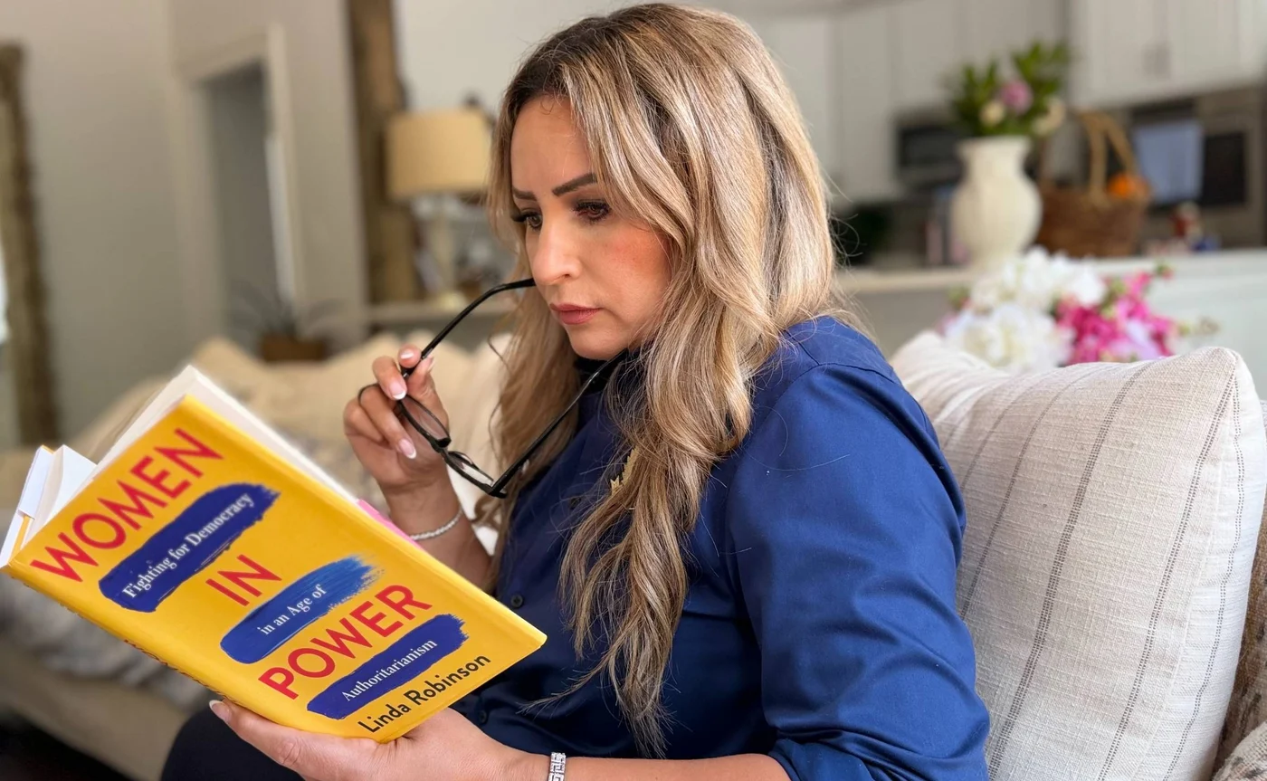 إيمي تقرأ كتاب Women in Power